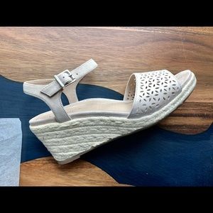 NWT Vionic Tulum Ariel Nude Sandals/Wedges